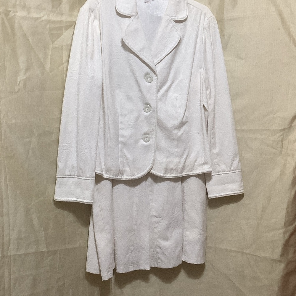Monroe & Main Cream Paisley Jacquard Taylor Blazer and Skirt